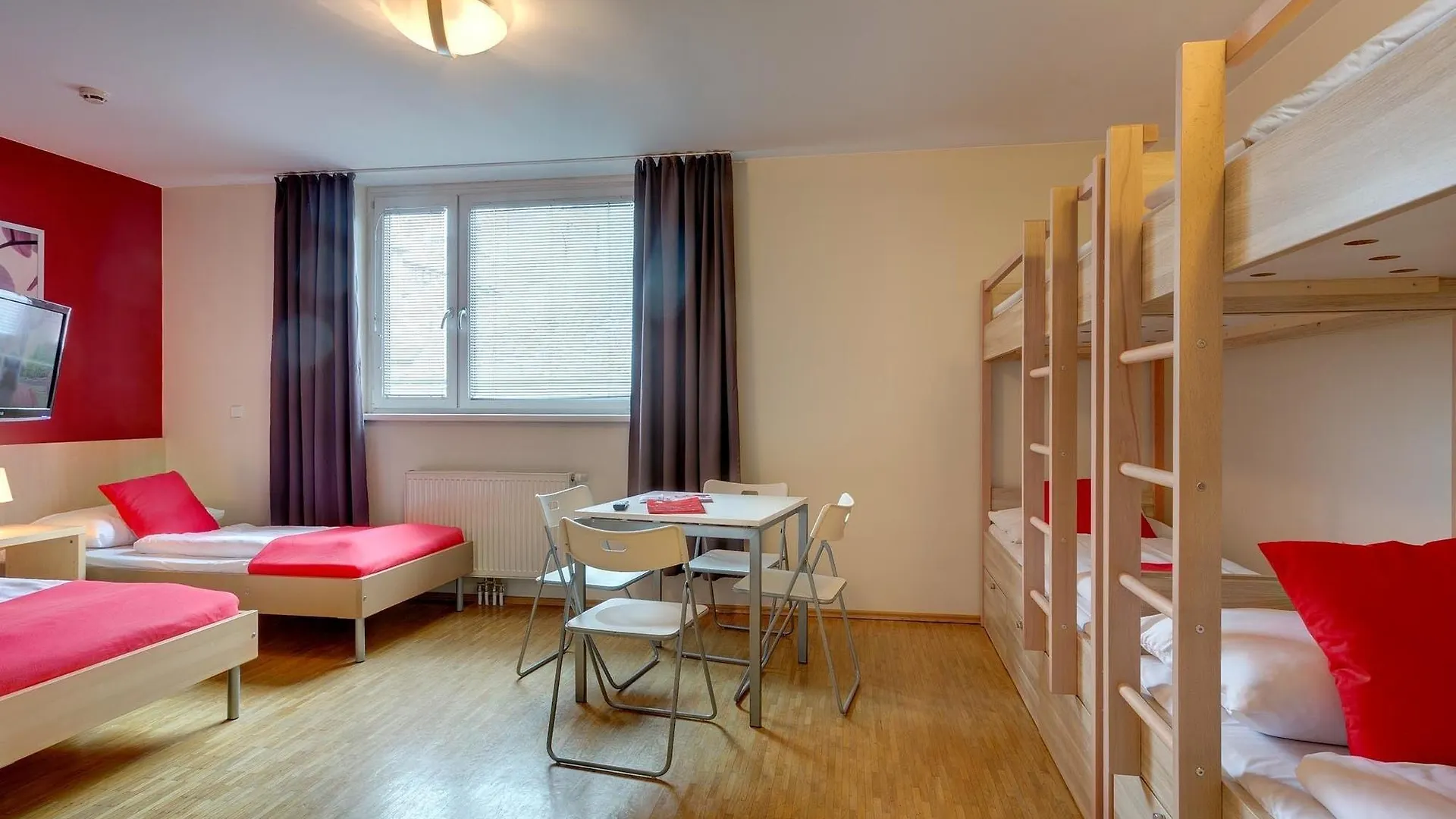 Meininger Hotel Wien Hauptbahnhof 3*, ウィーン